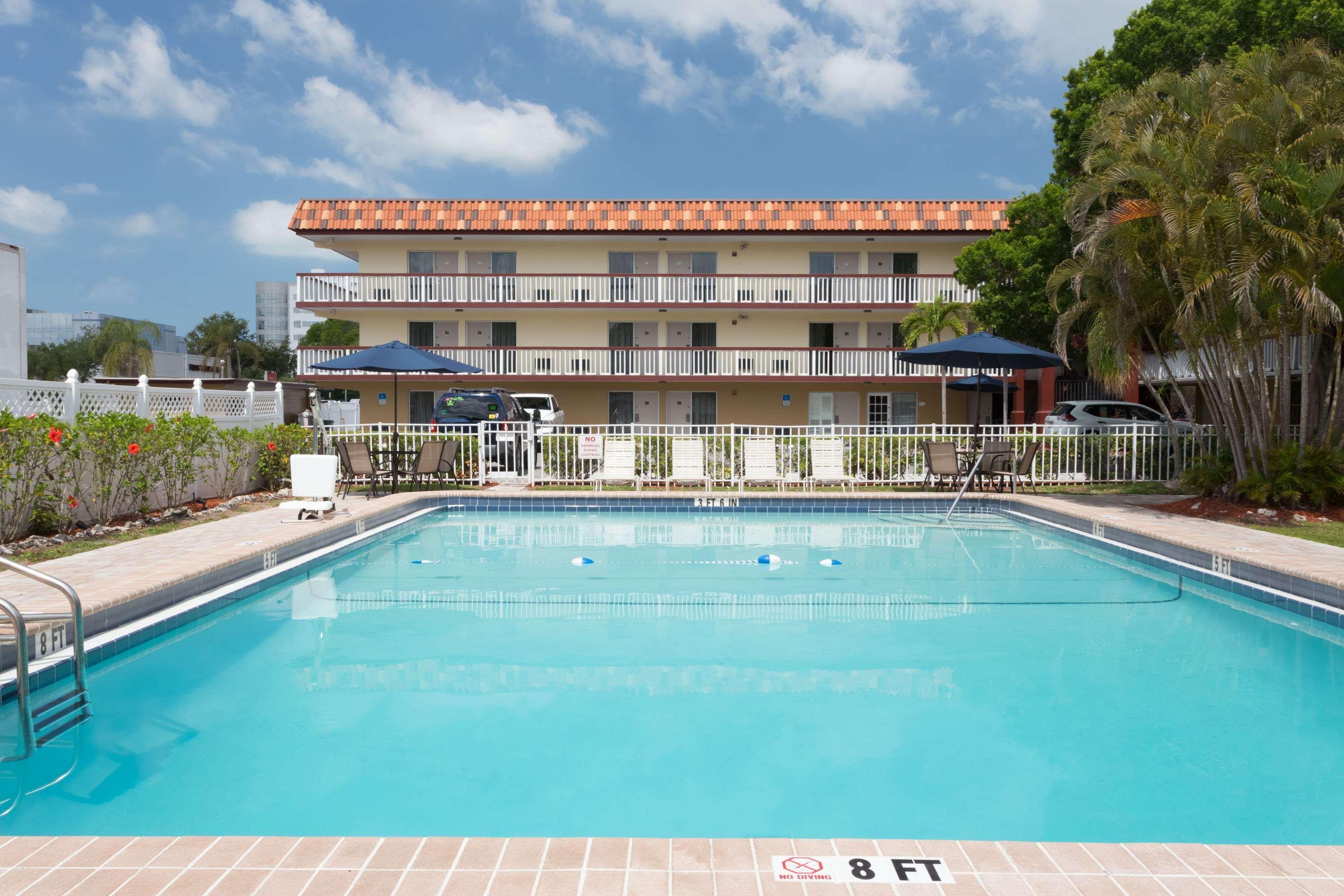 Baymont By Wyndham Sarasota Hotel Bagian luar foto
