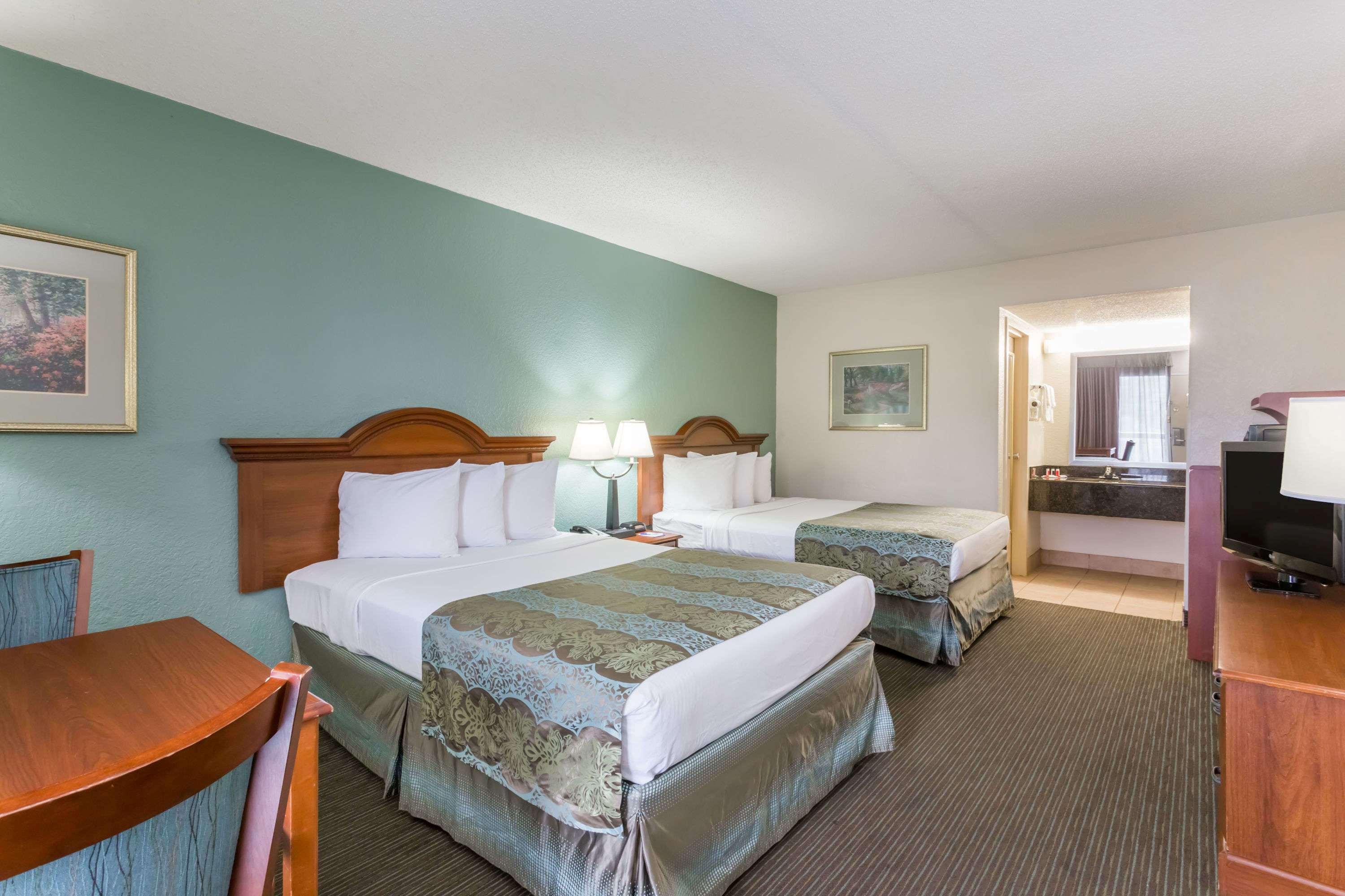 Baymont By Wyndham Sarasota Hotel Bagian luar foto
