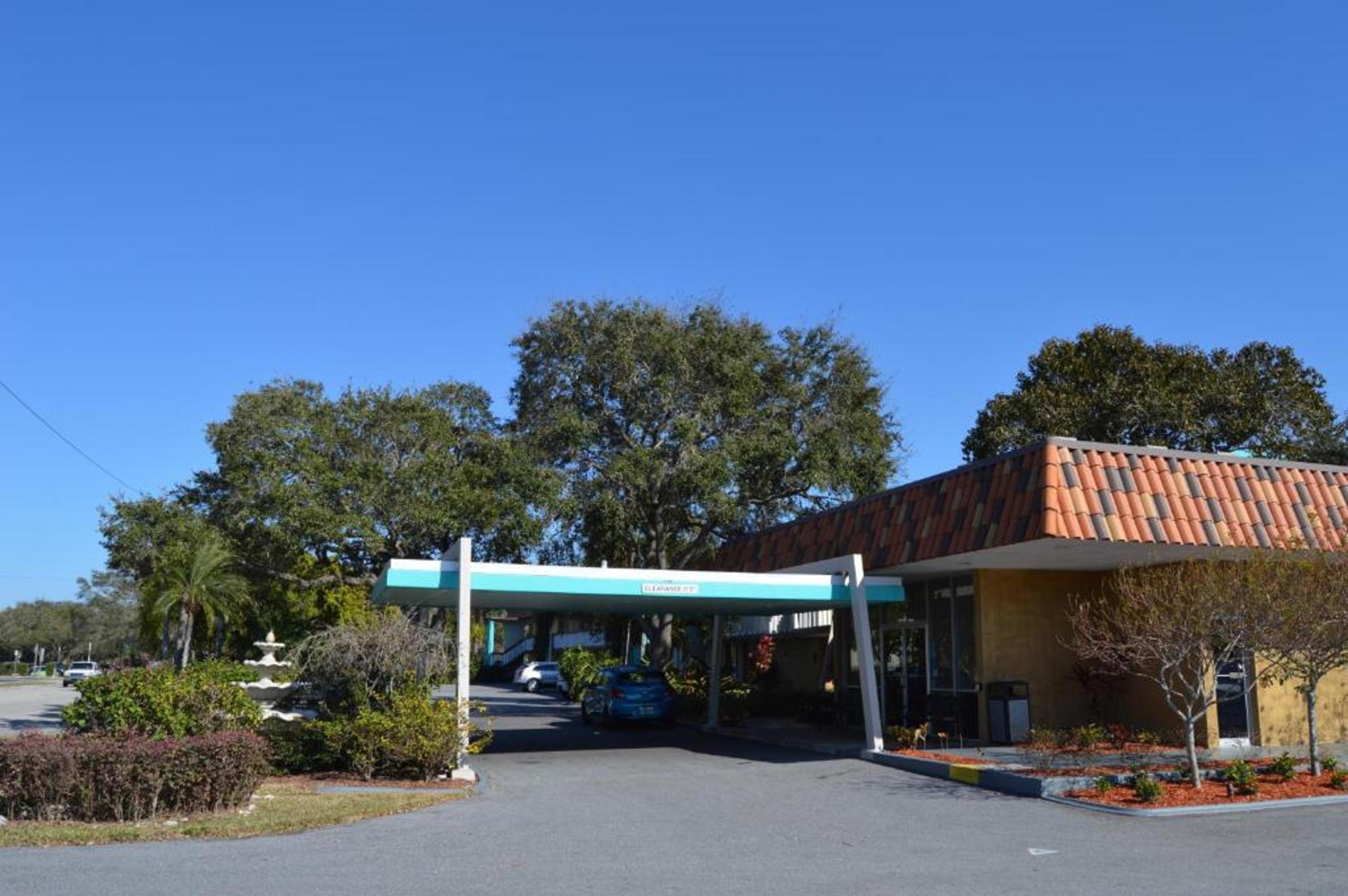 Baymont By Wyndham Sarasota Hotel Bagian luar foto