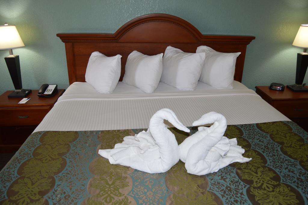 Baymont By Wyndham Sarasota Hotel Bagian luar foto