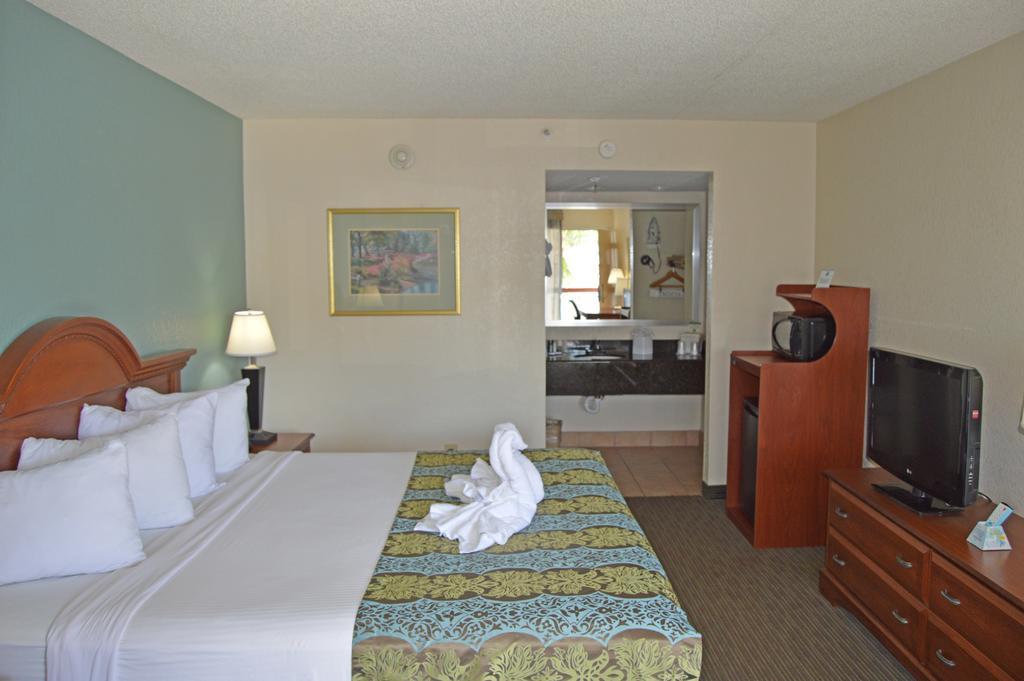 Baymont By Wyndham Sarasota Hotel Bagian luar foto