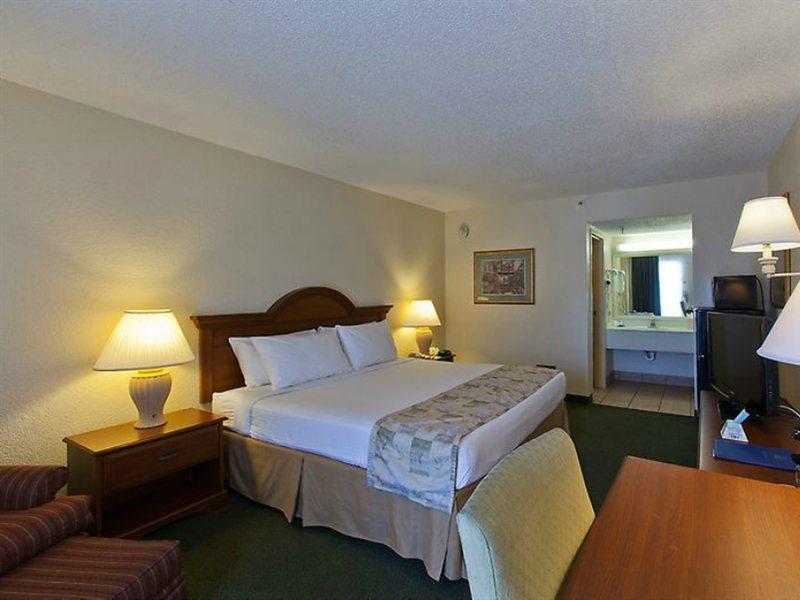 Baymont By Wyndham Sarasota Hotel Bagian luar foto