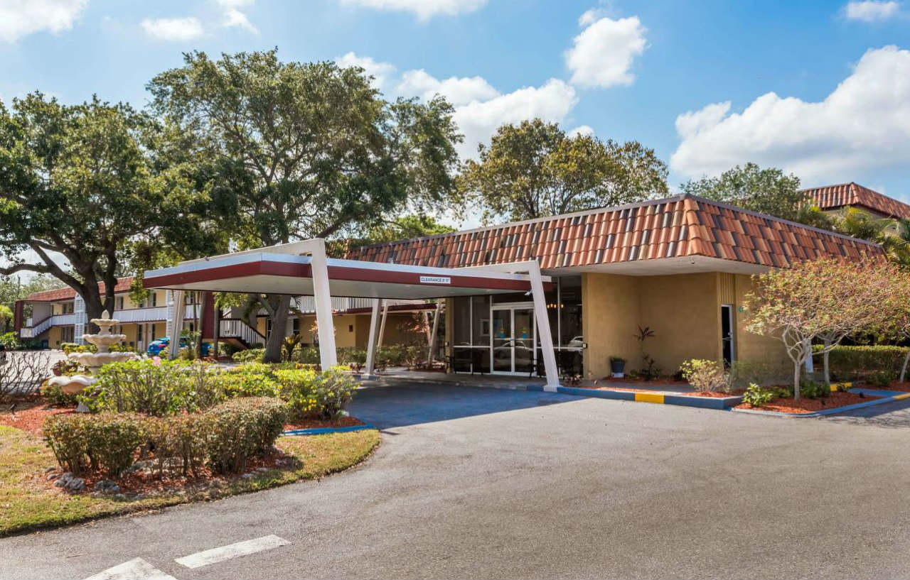 Baymont By Wyndham Sarasota Hotel Bagian luar foto